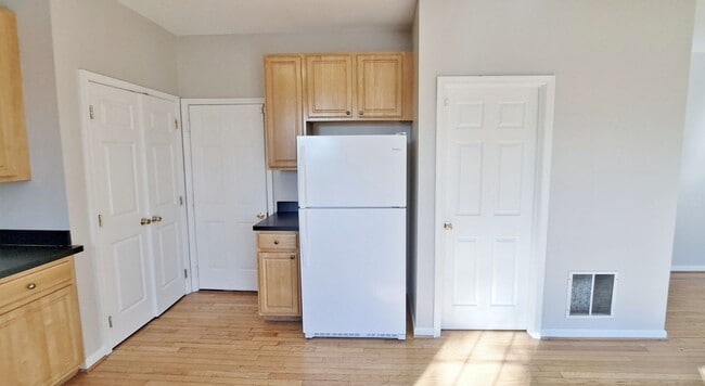 Building Photo - 3 Bed / 2-1/2 Bath Single Family Home w/1-Car garage