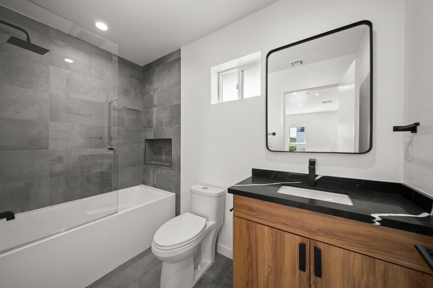 Building Photo - 6049 Craner Ave