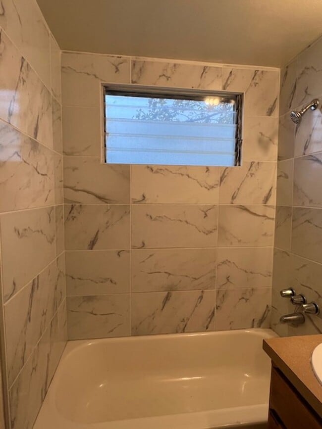 Building Photo - 22 Candy St