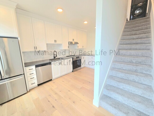 Building Photo - 310 NE 58th Ave