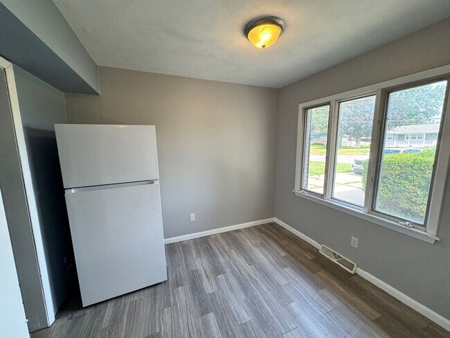 Building Photo - 1359 W 53rd St