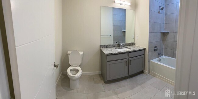 Building Photo - 611 Lorhan Dr