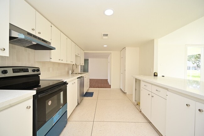 Building Photo - 14420 Westway Ln