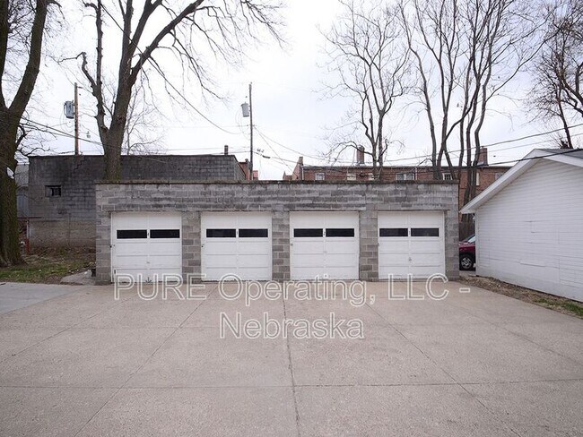 Building Photo - 210 N 32nd Ave