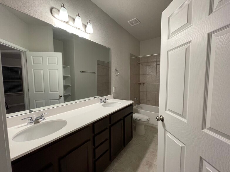 Building Photo - 300 La Joya Pass