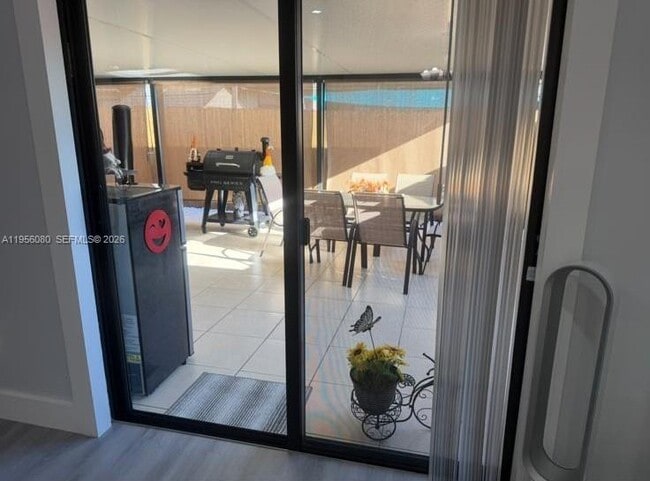 Building Photo - 1327 Towhee St