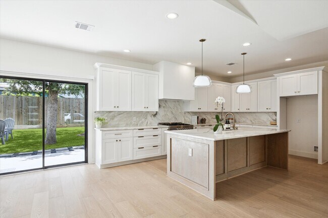 Building Photo - 10159 Brinwood Dr