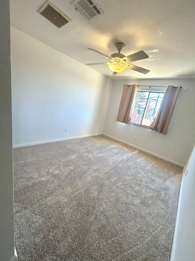 Building Photo - Spacious 3 Bedroom 2 Bathroom Home with Solar