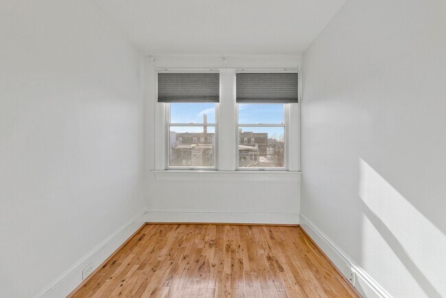 Building Photo - Big and Comfy Townhouse