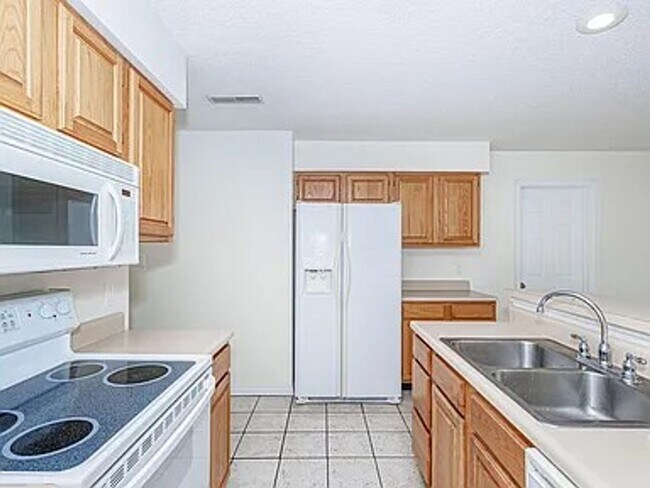Building Photo - 3804 Larkspur Ct