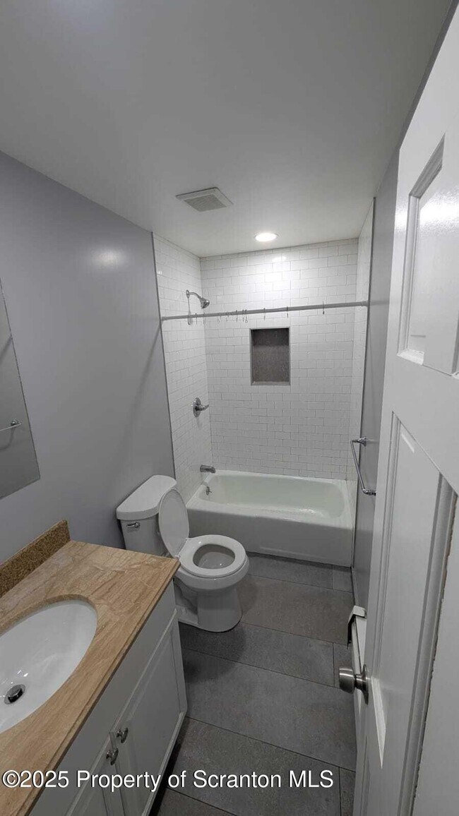 Building Photo - 124 Willow St