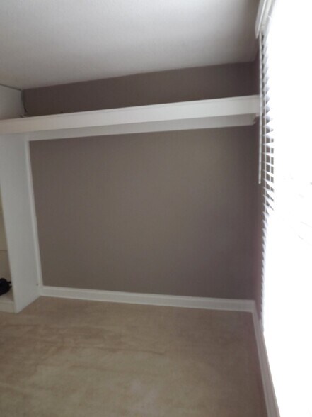 Building Photo - 115 N Park St