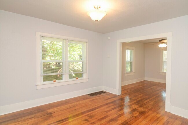 Building Photo - 124 Riverside Dr