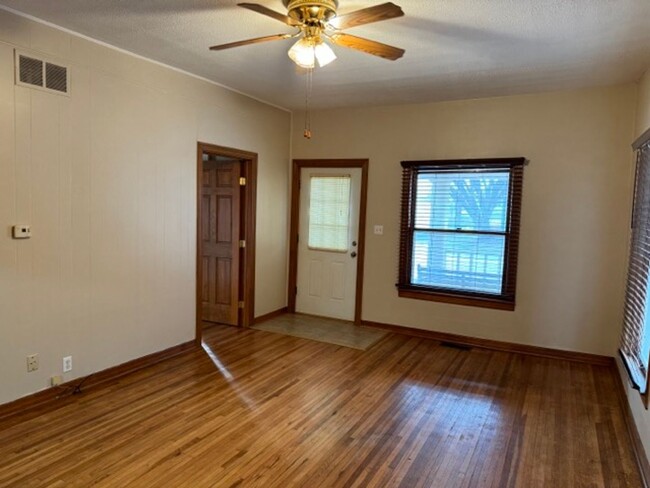 Building Photo - 2 Bedroom, 1 Bath, 1 Garage House w/ Appli...