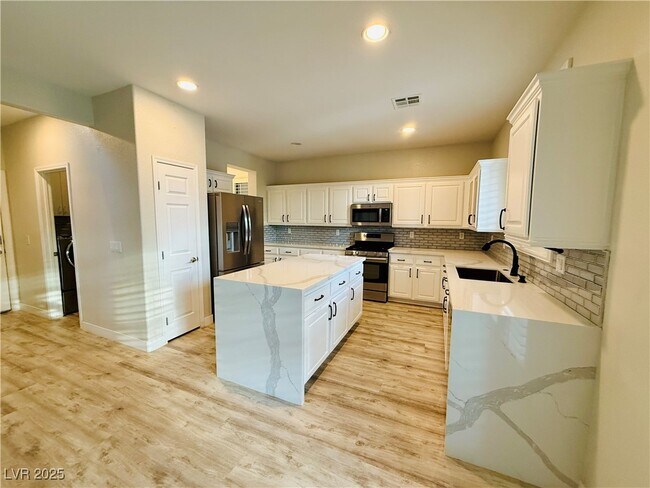 Building Photo - 777 Valley Rise Dr