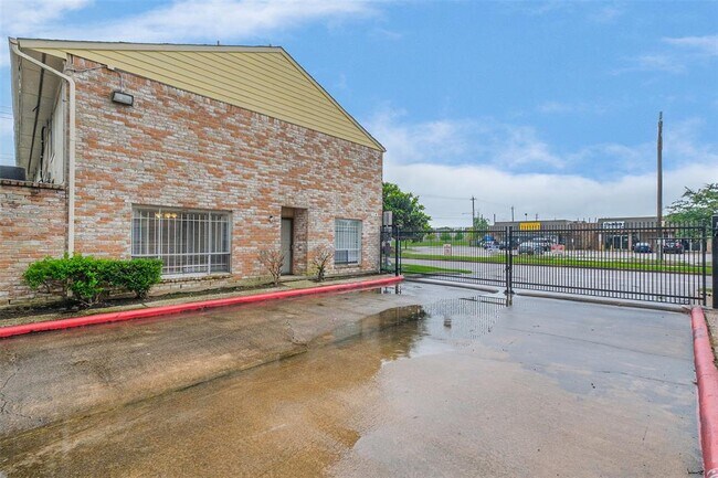 Building Photo - 9200 W Bellfort Ave