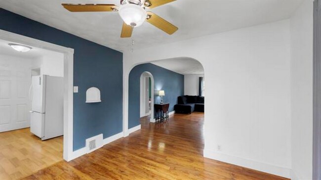 Building Photo - 423 Vroman St
