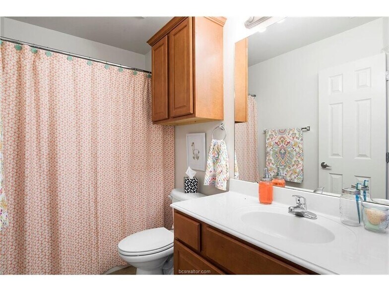 Building Photo - AVAILABLE FOR AUGUST PRE-LEASE!! 4 Bed 4 Bath in River Oaks Community!