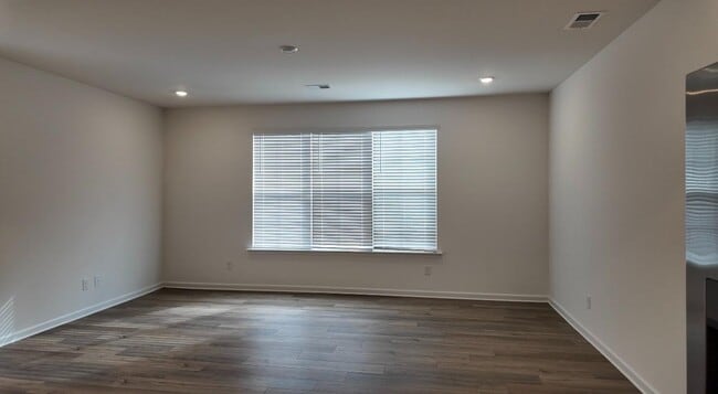 Building Photo - 136 Market St