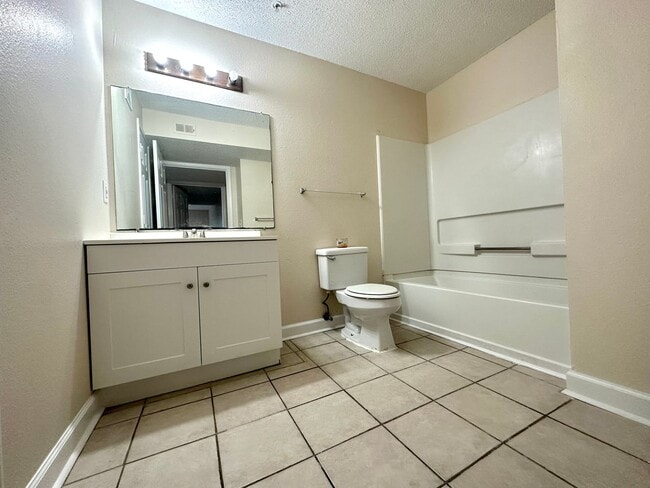 Building Photo - Spacious 3B/2B Unfurnished Condo near Beach in the Heart of Destin!