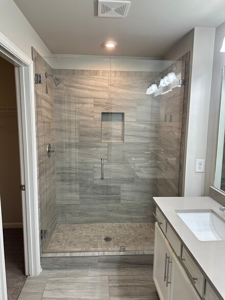 Building Photo - 3040 Regal Crown Dr