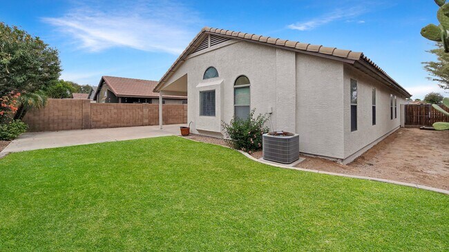 Building Photo - Close to I-10 and shopping in Goodyear!