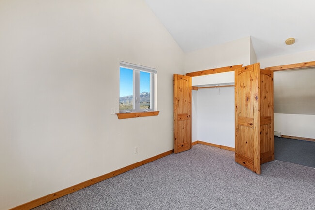 Building Photo - 708 Palisades Dr