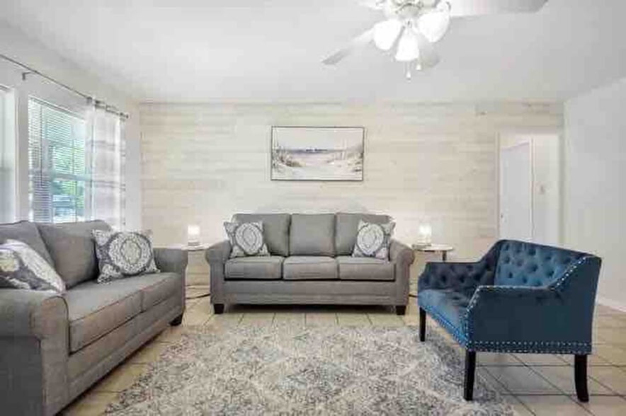 Building Photo - 805 Lewis Ave