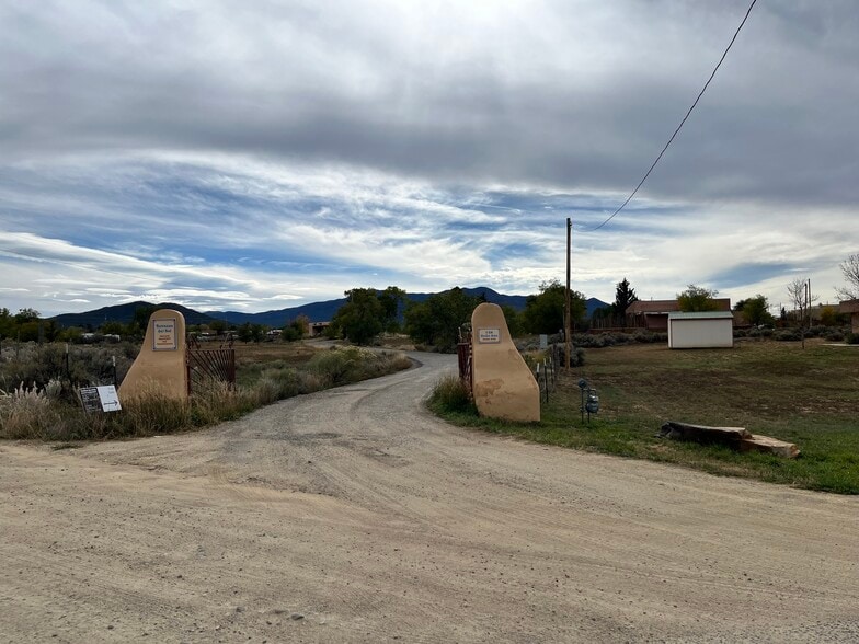 Building Photo - 128 Dona Ana Dr