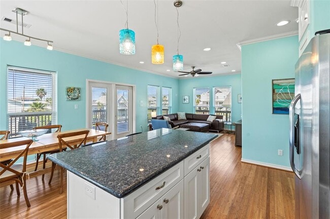 Building Photo - 3923 Reeves Dr