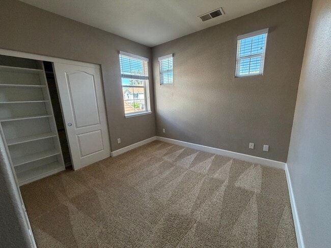 Building Photo - Luxurious 4 Bedroom 2.5 Bath Home.