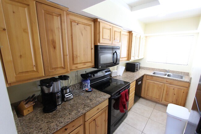 Building Photo - Furnished 2BR, 2BA Condo in University Heights