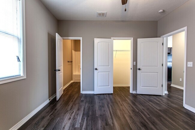 Building Photo - 3 Bed / 3 Bath 1200sqft House