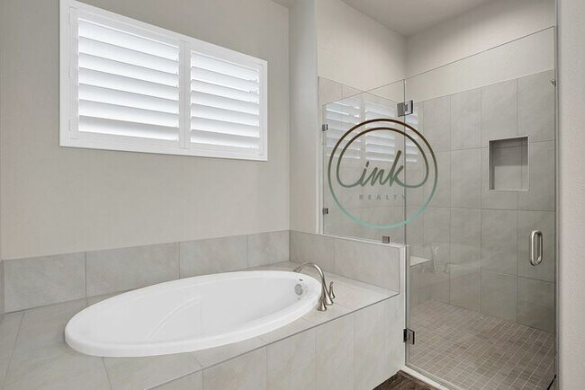 Building Photo - Beautiful Genoa Home