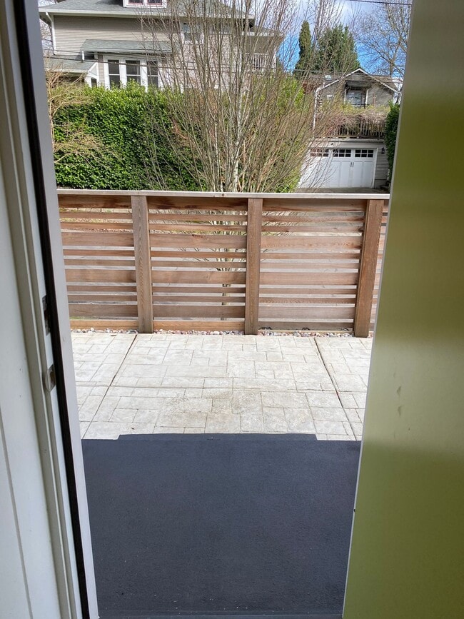 Building Photo - New Modern Updates 1250sf Hardwoods Baseme...