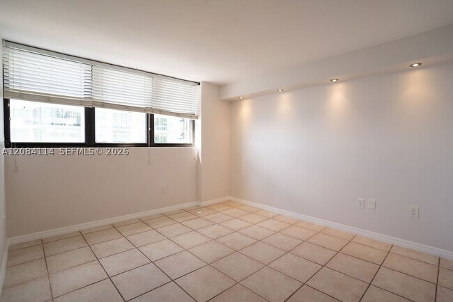 Building Photo - 555 NE 30th St