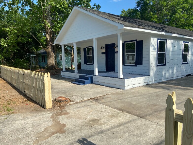 Building Photo - 3010 Iroquois St