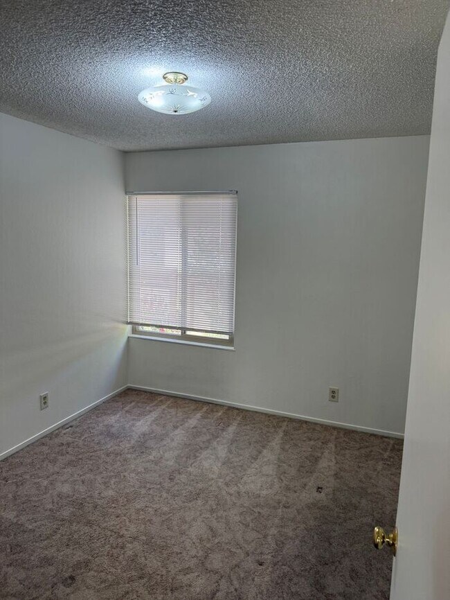 Building Photo - Great 2-Story Townhome