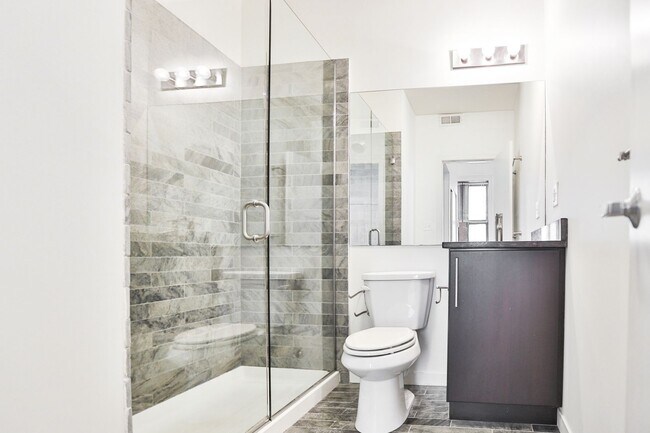 Building Photo - Nice Wicker Park 2 Bed. Big Bedrooms. All New. Close to the EL. Laundry. Free Internet. Patio Space.