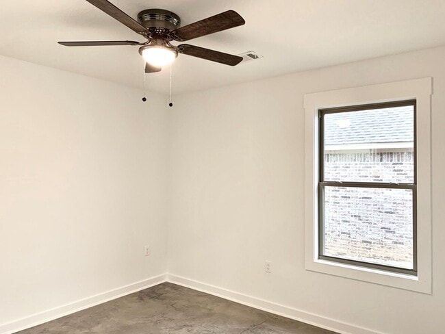 Building Photo - 260 Wolf Den Dr