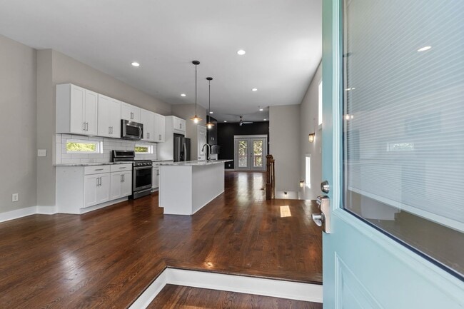 Building Photo - 4 Bedroom/ 2.5 Bath Home in East Nashville...
