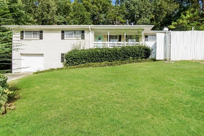 Building Photo - 2165 Circle Dr