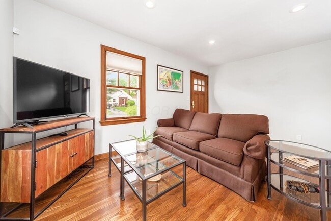 Building Photo - 230 E Royal Forest Blvd