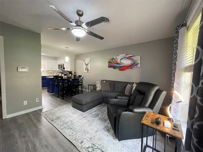Building Photo - 402 Giddings Ln