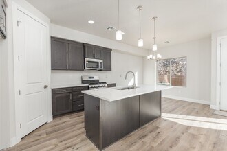Building Photo - Pet Friendly! - Charming 3 Bedroom Townhome