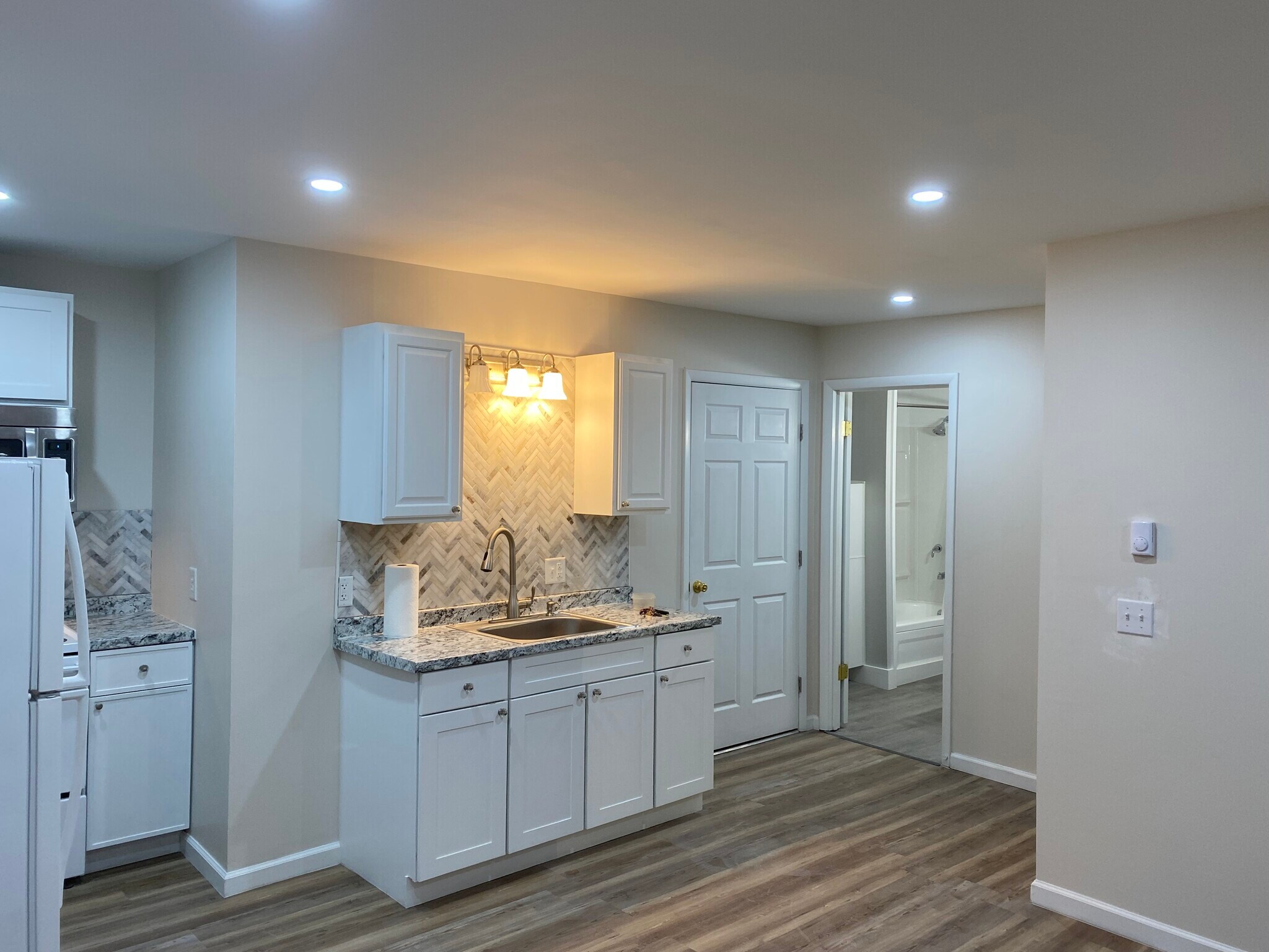 Building Photo - 107 E 10th St