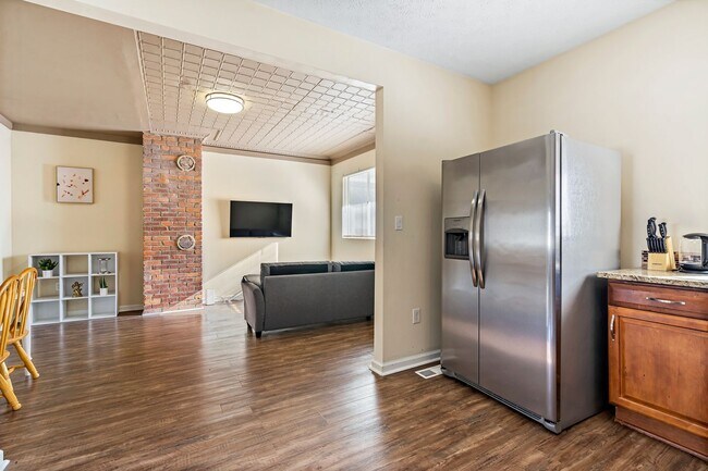 Building Photo - 1129 Brabec St