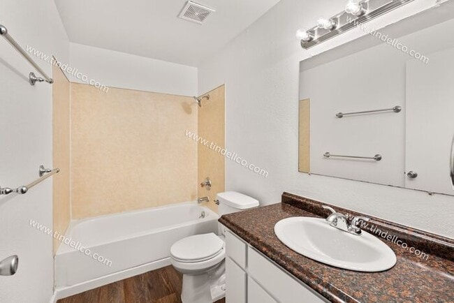 Building Photo - 3 Bedroom Home with New LVP, Fenced Yard & Attached Garage located on Cul-De-Sac!