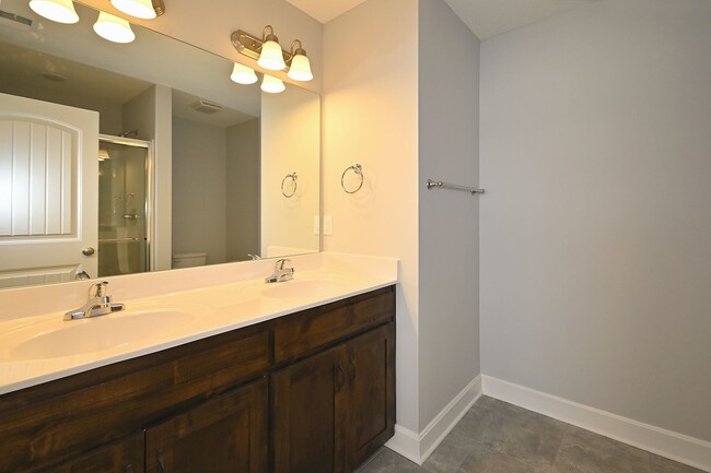 Building Photo - 3 Bedroom 2.5 bath 2 Car Garage   Duplex