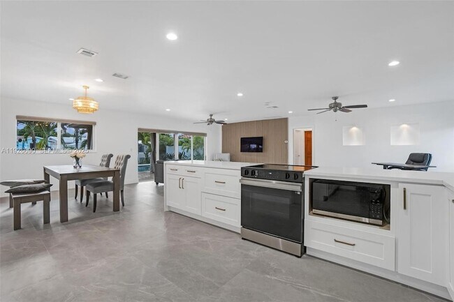 Building Photo - 1478 NE 57th St